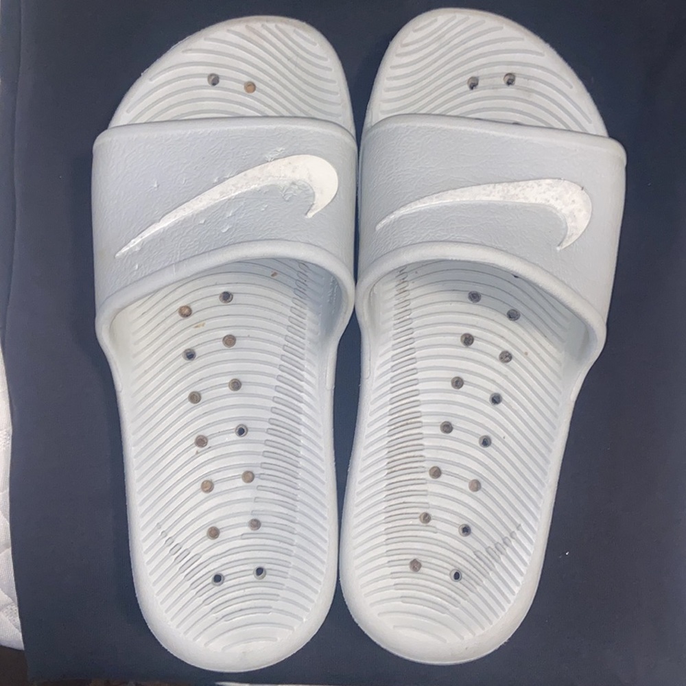 Woman’s Size 7 Grey Nike Slides